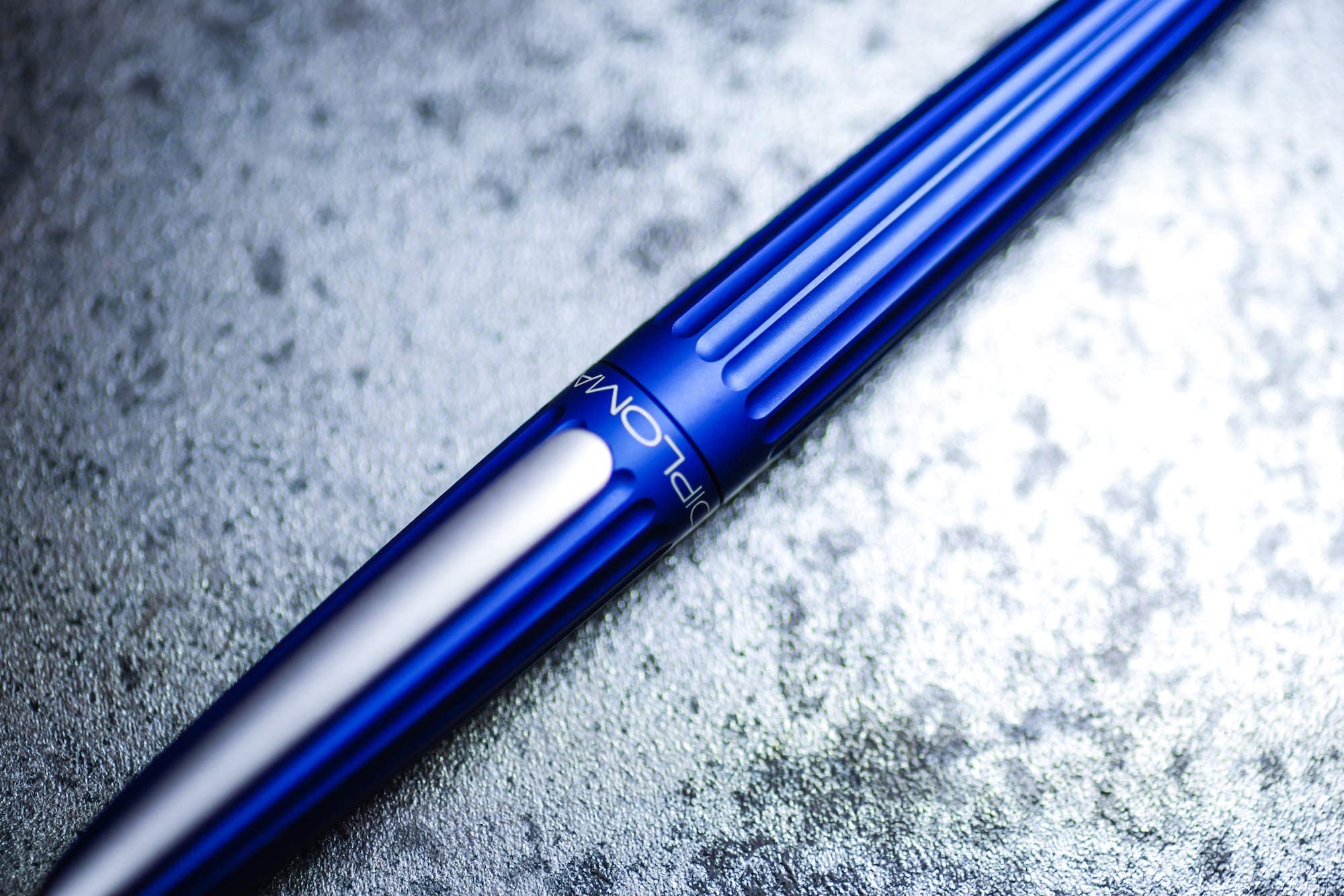 diplomat-aero-f-llhalter-elektrisches-blau-aluminium image 3