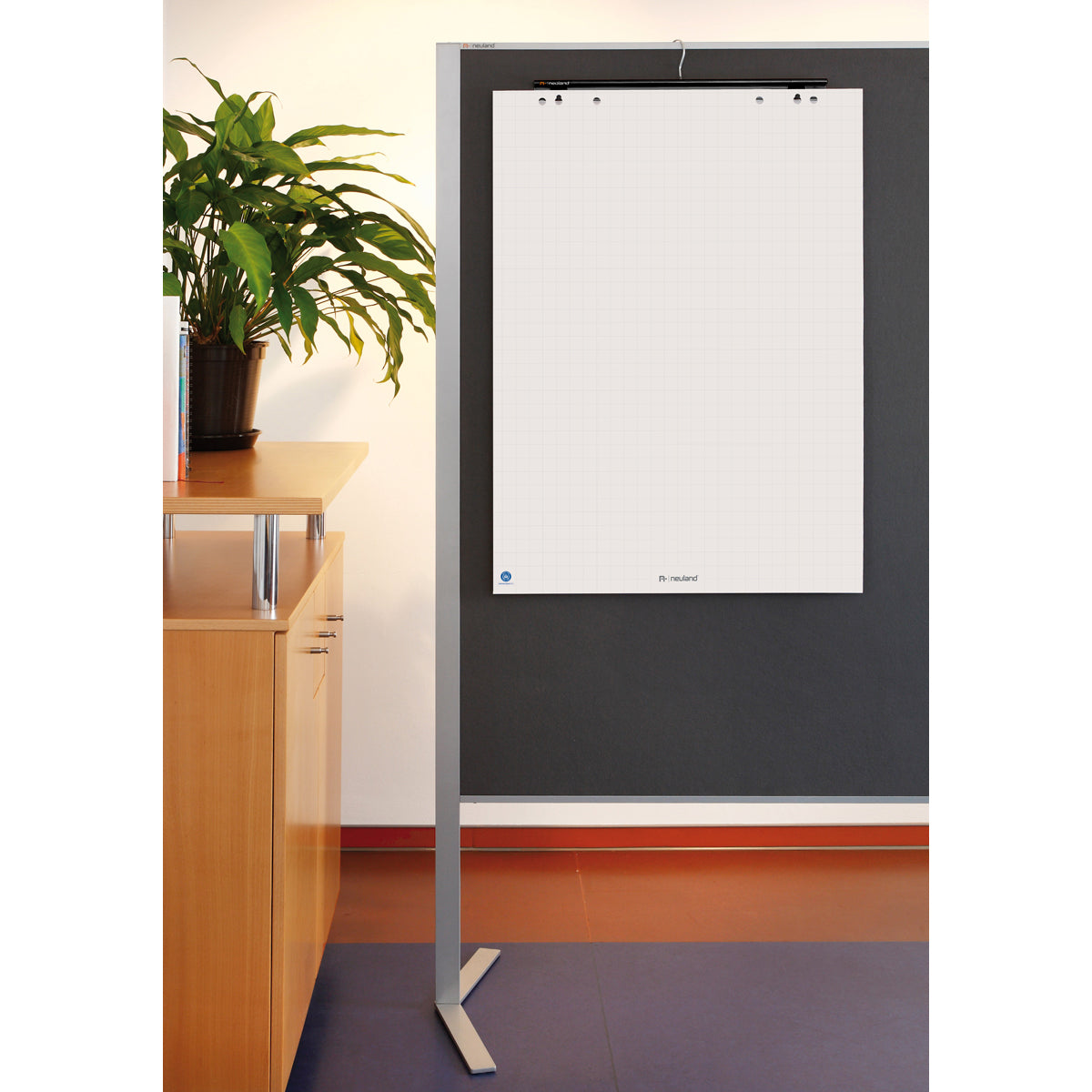 neuland-blockbutler-aufbewahrung-f-r-flipchart-block-und-charts image 2