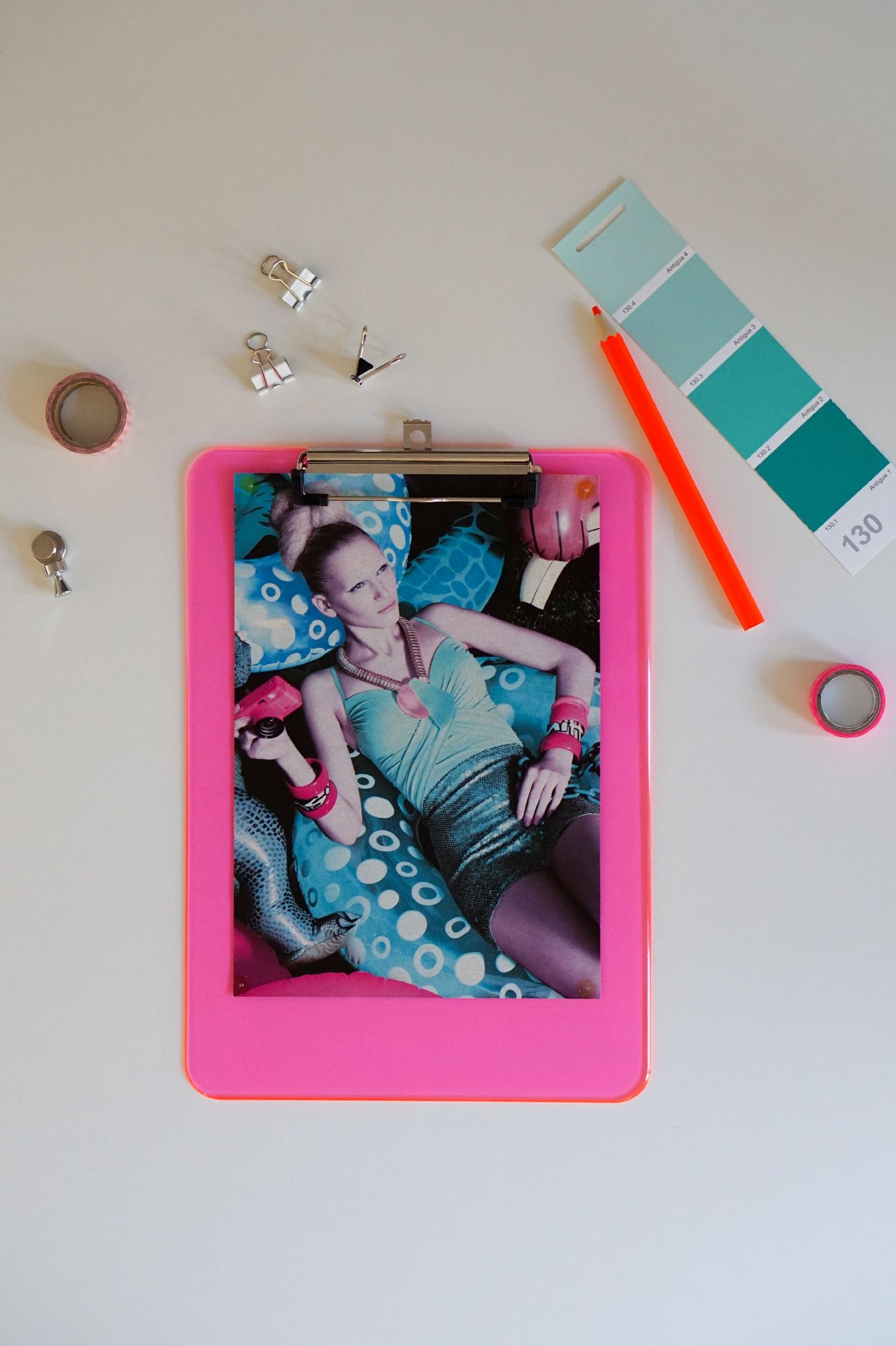 maulneon-klemmbrett-a4-pink-transparent-hochformat-mit-stahlklemme image 7